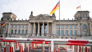 17.11.2020, Berlin: Absperrgitter stehen am Morgen vor dem Reichstagsgebäude. Hier findet am 18.11.2020 eine Demonstration gegen das Infektionsschutzgesetz statt. Das Gesetz wird vom Bundestag verabschiedet. Foto: Kay Nietfeld/dpa +++ dpa-Bildfunk +++