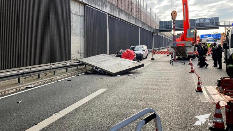 Betonteil stürzt auf Wagen