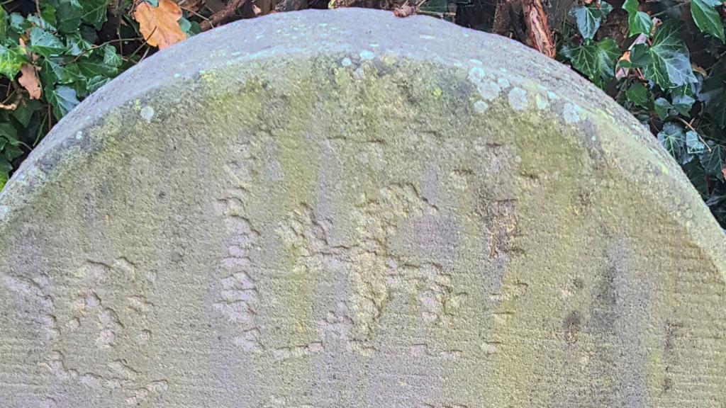 Hakenkreuze auf dem jüdischen Friedhof in Haren.