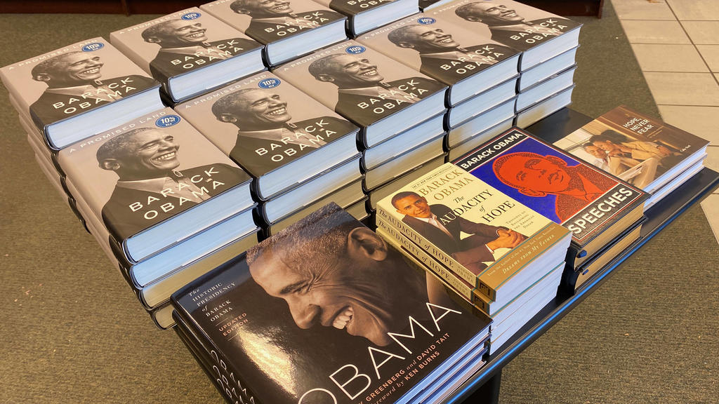 November 17, 2020, Mount Pleasant, Wisconsin, USA: Former President Barack Obama s new book, A Promised Land, went on sale with a 10iscount on the release date at the Barnes & Noble bookshop in the Village of Mount Pleasant, Wisconsin. Mount Pleasan