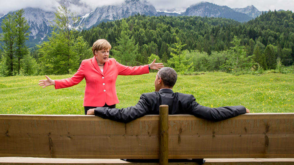 ARCHIV - 08.06.2015, Bayern, Elmau: Bundeskanzlerin Angela Merkel spricht im Rahmen der G7 Konferenz mit US-Präsident Barack Obama auf einer Wiese bei Schloss Elmau vor der Wettersteinspitze. (zu dpa: Obama: Merkel ist eine herausragende Führungspers