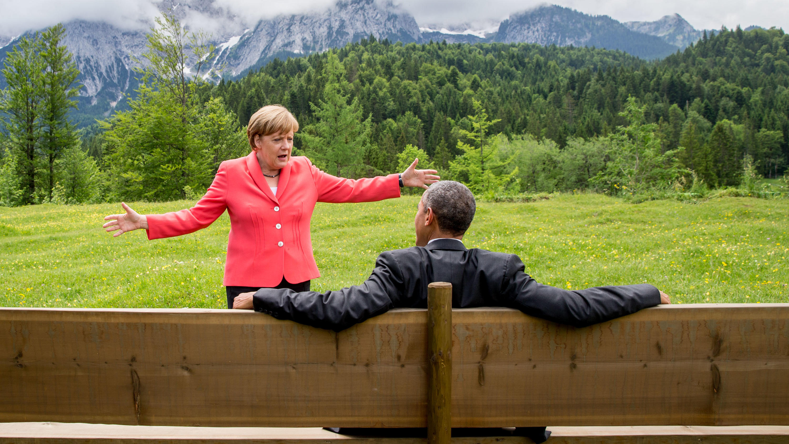 ARCHIV - 08.06.2015, Bayern, Elmau: Bundeskanzlerin Angela Merkel spricht im Rahmen der G7 Konferenz mit US-Präsident Barack Obama auf einer Wiese bei Schloss Elmau vor der Wettersteinspitze. (zu dpa: Obama: Merkel ist eine herausragende Führungspers