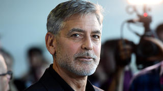 ARCHIV - 15.05.2019, Großbritannien, London: George Clooney, Schauspieler aus den USA, kommt zur Premiere des Films «Catch-22 - Der böse Trick» im GUE Cinema Westfield. (zu dpa "New Yorker Museum of Modern Art ehrt George Clooney") Foto: Ian West/PA Wire/dpa +++ dpa-Bildfunk +++