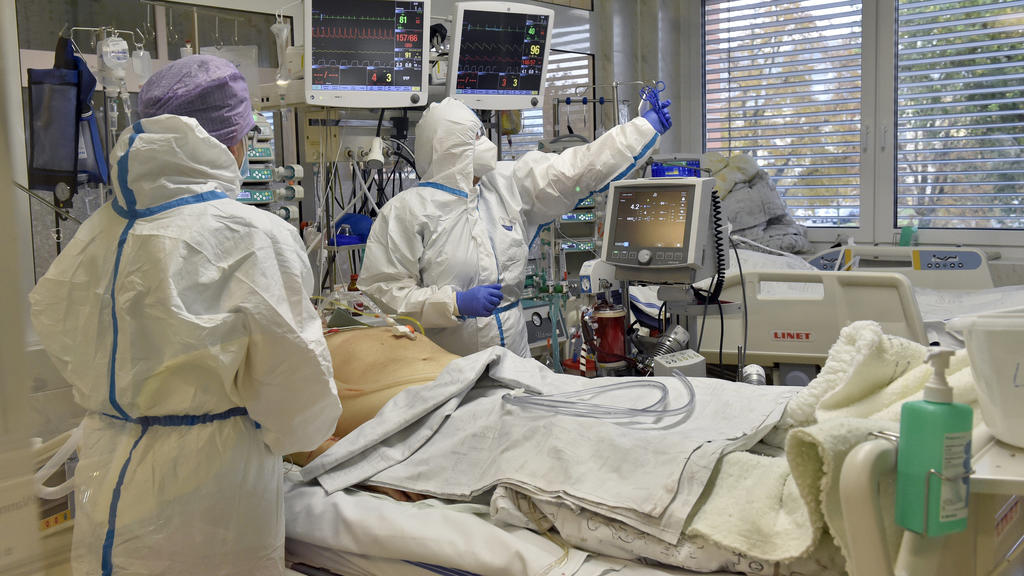 29.10.2020, Tschechien, Zlin: Medizinisches Personal in Schutzkleidung arbeitet auf einer Intensivstation im Regionalkrankenhaus Tomas Bata, wo Patienten mit Covid-19-Erkrankung versorgt werden. Foto: Dalibor Glück/CTK/dpa +++ dpa-Bildfunk +++