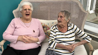 Seniorinnen im Altersheim freuen sich