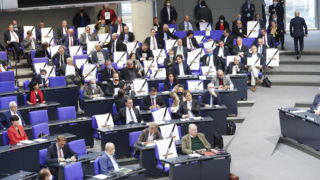 191. Sitzung des Deutschen Bundestages und Debatte Aktuell, 18.11.2020, Berlin, Die Fraktion der AfD mit einer Aktion im Bundestag bei der 191. Sitzung des Deutschen Bundestag in Berlin haelt die Fraktion Schilder und Plakate des Grundgesetz hoch. B
