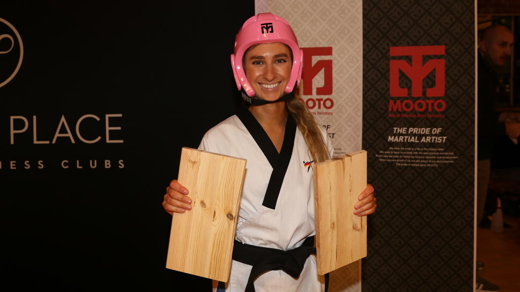 Palina Glebova, zertritt Bretter mit einem Karate-Kick