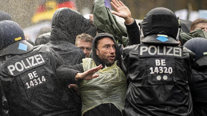 Die Polizei drängt die Teilnehmer der Demonstration gegen die Corona-Einschränkungen der Bundesregierung vor dem Brandenburger Tor mit Wasserwerfern zurück. Foto: Fabian Sommer/dpa/Aktuell