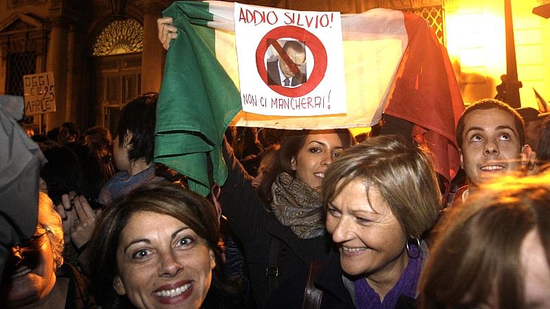 Der Rücktritt des italienischen Ministerpräsidenten Berlusconi hat in Rom Jubelfeiern auf den Straßen ausgelöst.