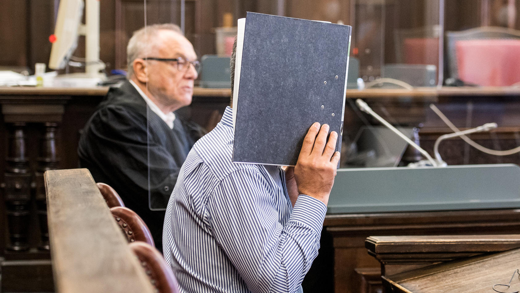 ARCHIV - 17.09.2020, Hamburg: Ein 54 Jahre alter Angeklagter (vorne) sitzt im Landgericht im Sitzungssaal neben seinem Verteidiger Siegfried Schäfer. Dem Mann wird vorgeworfen, im Stadtteil Wilhelmsburg sein 83 Jahre altes Opfer in dessen Wohnung erm