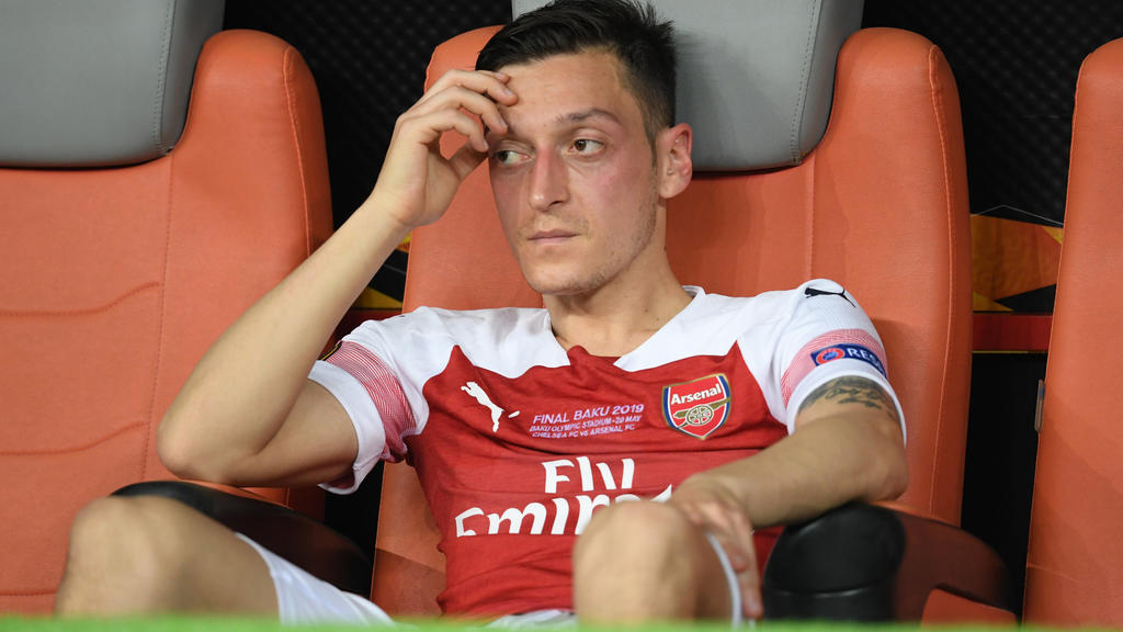 ARCHIV - 29.05.2019, Aserbaidschan, Baku: Fußball: Europa League Finale, FC Chelsea - FC Arsenal im Olympiastadion. Mesut Özil von Arsenal sitzt enttäuscht nach der Niederlage auf der Bank. (zu dpa: Özil nach Kader-Ausbootung bei Arsenal «tief enttäu
