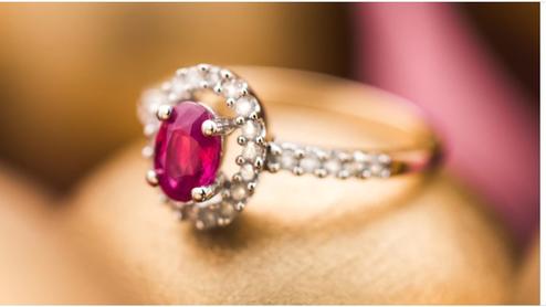 Schmuck verschenken.
