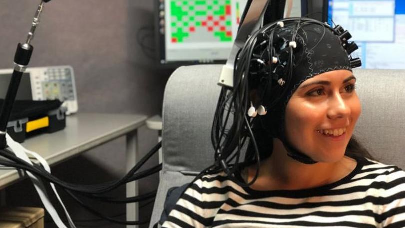 Mithilfe einer Elektrodenkappe untersuchen Forscher der Universität Melbourne Tinnitus-Patienten