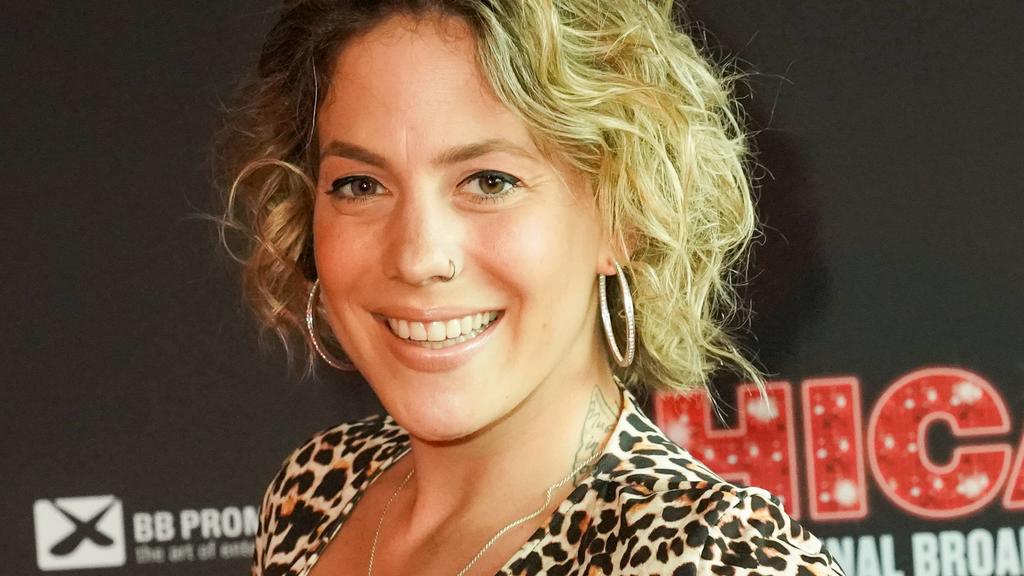 LaFee, die mit bürgerlichem Namen Christina Klein heißt, lässt sich von Ex-Bachelor Andrej Mangold bekochen.