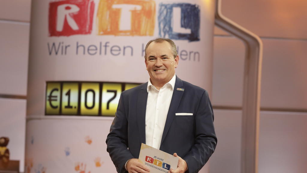 Wolfram Kons vor der Spendenuhr.
