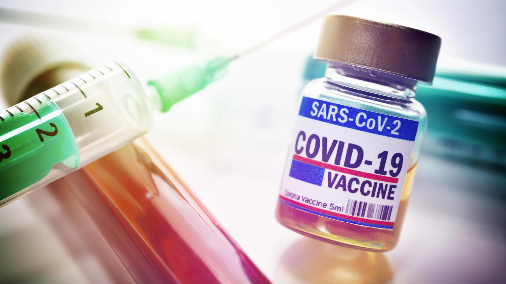  Corona-Impfstoff, Blutprobe und Impfspritzen *** Corona vaccine, blood sample and vaccine syringes