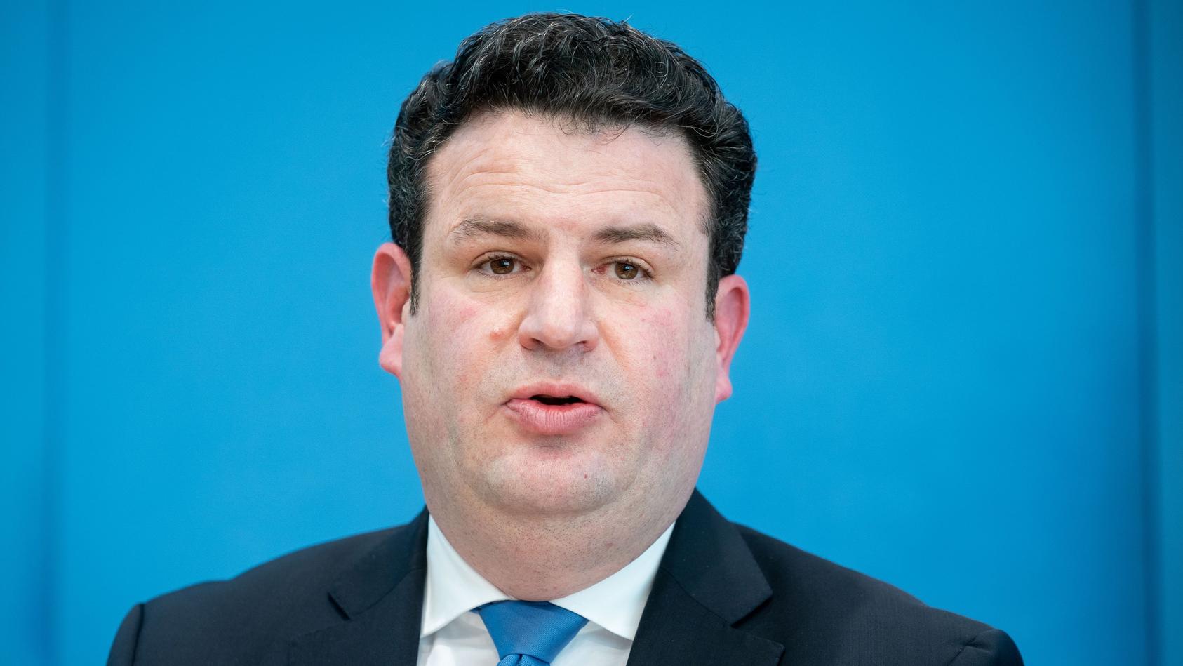 ARCHIV - 13.11.2020, Berlin: Hubertus Heil (SPD), Bundesminister für Arbeit und Soziales, stellt in der Bundespressekonferenz den Zwischenbericht zur Konzertierten Aktion Pflege vor. Im Koalitionsstreit um strengere Vorschriften für die Fleischindust
