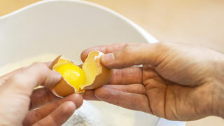 Eier sollten nicht an einer scharfen Kante aufgeschlagen werden.