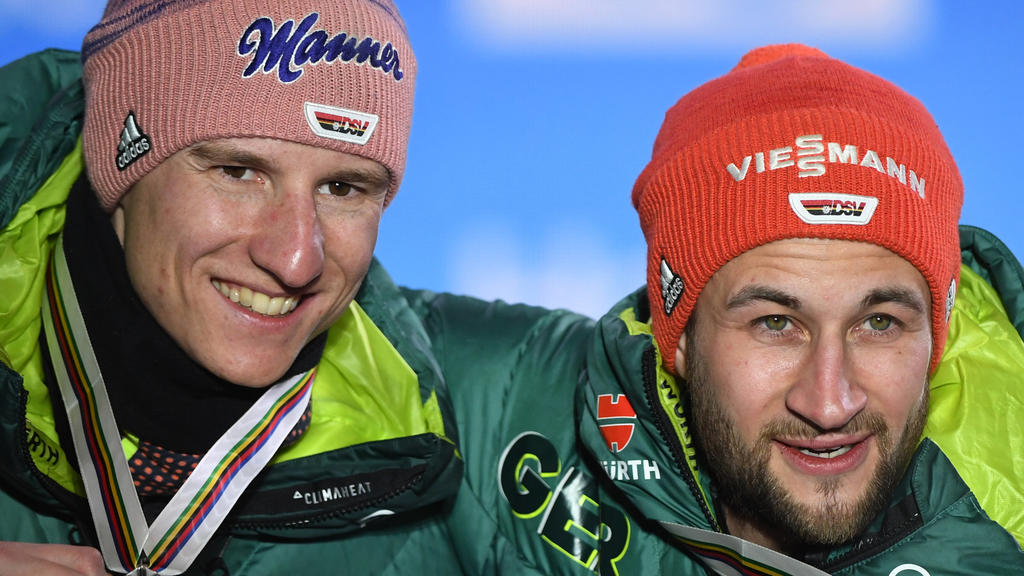 ARCHIV - 23.02.2019, Österreich, Seefeld: Skispringen, Weltmeisterschaft, Großschanze, Herren. Sieger Markus Eisenbichler (r) aus Deutschland und der Zweitplatzierte Karl Geiger aus Deutschland stehen nach der Siegerehrung zusammen. (Zu dpa «XXL-Sais