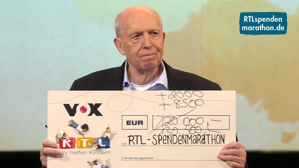 Reiner Calmund überreicht einen Spenden-Scheck über 130.500 Euro.
