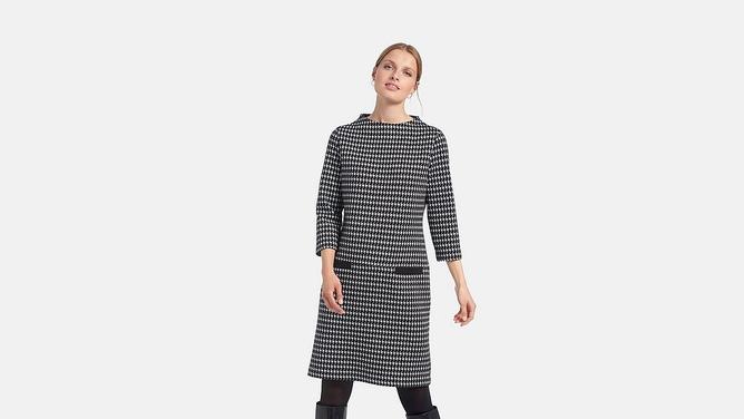Langärmliges Jerseykleid.