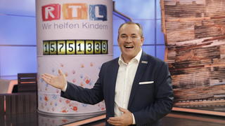 Wolfram Kons vor der finalen Spendenuhr beim 25. RTL-Spendenmarathon