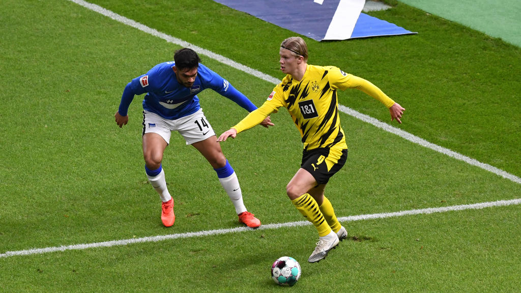 Fussball, Herren, 1. Bundesliga, Saison 2020/21, 8. Spieltag, Hertha BSC - Borussia Dortmund, v. l. Omar Alderete Hertha BSC, Erling Haaland Borussia Dortmund, 21.11. 2020, *** Football, men, 1 Bundesliga, season 2020 21, 8 matchday , Hertha BSC Bor