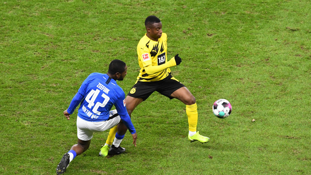 ussball, Herren, 1. Bundesliga, Saison 2020/21, (8. Spieltag), Hertha BSC - Borussia Dortmund, v. l. Deyovaisio Zeefuik (Hertha BSC), Youssoufa Moukoko (Borussia Dortmund), 21.11. 2020,