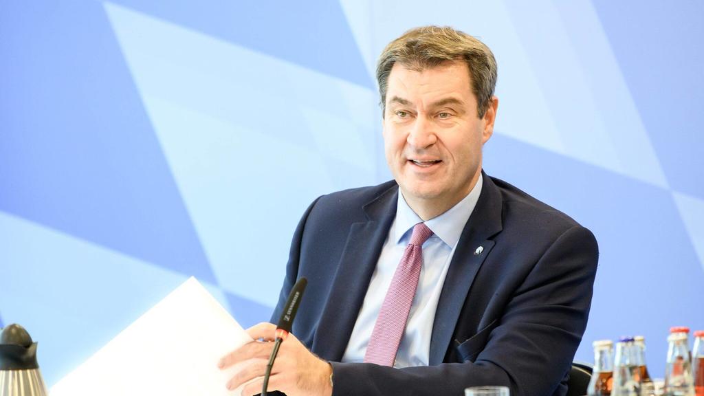 Ministerpräsident Dr. Markus Söder, MdL, während der Videokonferenz mit der Schulfamilie. Ministerpräsident Dr. Markus Söder, MdL, hat am 4. November 2020 gemeinsam mit Staatskanzleiminister Dr. Florian Herrmann, MdL, und Kultusminister Prof. Dr. Mi