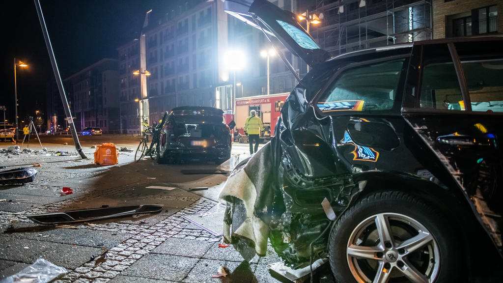 21.11.2020, Hessen, Frankfurt/Main: Zwei zerstörte PKW stehen nach einem Unfall im Frankfurter Ostend. Bei einer tödlichen Kollision in Frankfurt/Main hat ein SUV (l) mehrere Menschen erfasst. Zwei davon seien an ihren Verletzungen gestorben, wie ein