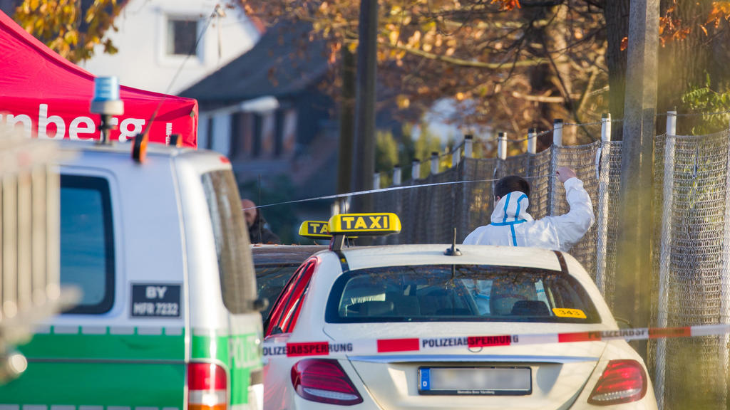 21.11.2020, Bayern, Nürnberg: Ein Mitarbeiter der Spurensicherung arbeitet an einem Tatort auf einer Straße, in der zuvor zwei Menschen erschossen wurden. Wie eine Polizeisprecherin sagte, wurde ein Tatverdächtiger festgenommen. Hinweise auf einen te