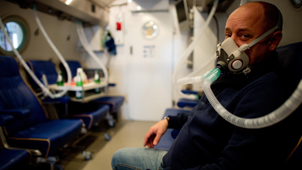 Der technische Leiter der hyperbaren Sauerstofftherapie in der Uni-Klinik Düsseldorf, Karsten Krispin, sitzt in einer Druckkammer zur sogenannten hyperbaren Sauerstofftherapie (HBO). Foto: Archiv