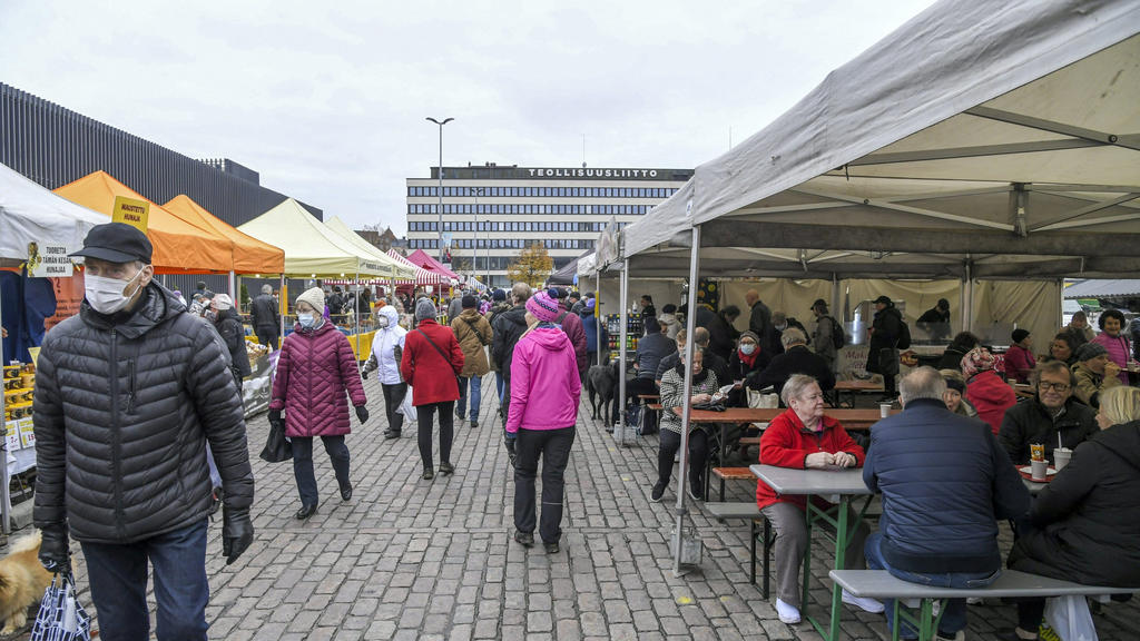 View of the Hakaniemi Sunday market, amid the coronavirus disease (COVID-19) outbreak in Helsinki, Finland November 1, 2020. Lehtikuva/Markku Ulander via REUTERS  ATTENTION EDITORS - THIS IMAGE WAS PROVIDED BY A THIRD PARTY. NO THIRD PARTY SALES. FIN