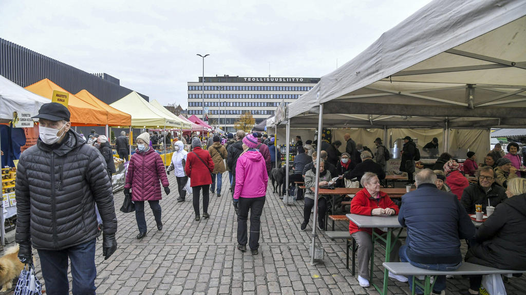 View of the Hakaniemi Sunday market, amid the coronavirus disease (COVID-19) outbreak in Helsinki, Finland November 1, 2020. Lehtikuva/Markku Ulander via REUTERS ATTENTION EDITORS - THIS IMAGE WAS PROVIDED BY A THIRD PARTY. NO THIRD PARTY SALES. FIN