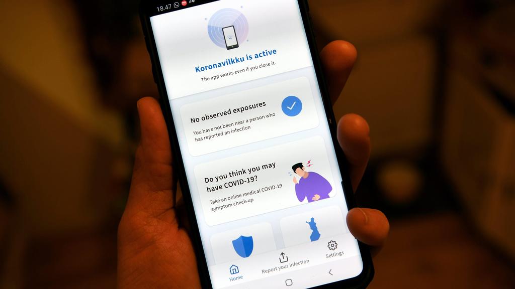 07.10.2020, Finnland, Helsinki: Die englischsprachige Version der finnischen Koronavilkku-App ist auf einem Smartphone eingeschaltet. Koronavilkku dient zur Verfolgung von Coronavirus-Infektionsketten. Die Anwendung soll eine Benachrichtigung senden,