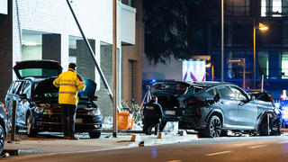 21.11.2020, Hessen, Frankfurt/Main: Zwei zerstörte PKW stehen nach einem Unfall im Frankfurter Ostend. Bei einer tödlichen Kollision in Frankfurt/Main hat ein SUV (r) mehrere Menschen erfasst. Zwei davon seien an ihren Verletzungen gestorben, wie ein Polizeisprecher am Samstagabend sagte. Insgesamt seien zwei Fußgänger und ein Radfahrer am Samstagnachmittag von dem Auto erfasst worden. Foto: Silas Stein/dpa - ACHTUNG: KFZ Kennzeichen wurde(n) aus rechtlichen Gründen gepixelt +++ dpa-Bildfunk +++