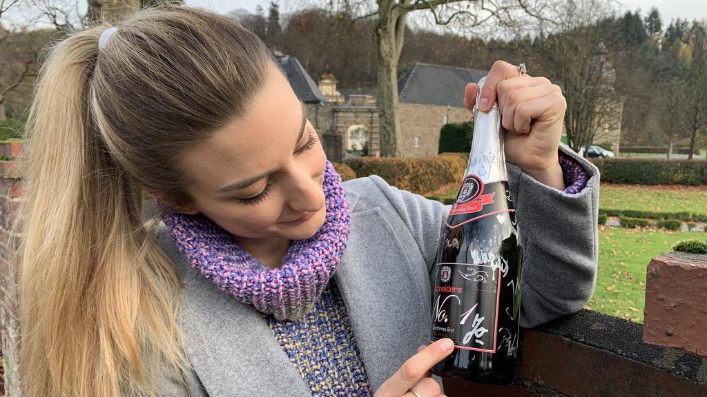 Redakteurin Daria Bücheler mit einer Flasche Chardonnay aus dem Bistro Schneiders.