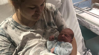 Aimee Stevens mit ihrem neugeborenen Sohn im Krankenhaus