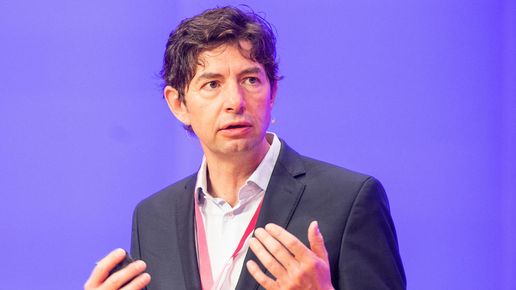 ARCHIV - 17.09.2020, Berlin: Christian Drosten, Direktor des Instituts für Virologie an der Charité in Berlin, spricht beim 17. Kommunikationskongress 2020. (zu dpa Faktencheck "Sind die Virologen in zwei große Lager gespalten?") Foto: Christophe Gat