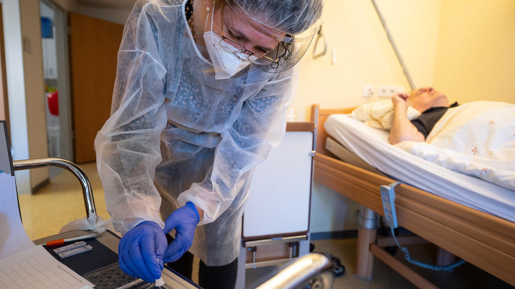 18.11.2020, Baden-Württemberg, Tübingen: Eine Altenpflegerin führt im Seniorenheim Pauline-Krone-Heim der Altenhilfe Tübingen einen Antigen Corona-Schnelltest durch. (zu dpa: «Das große Testen») Foto: Sebastian Gollnow/dpa +++ dpa-Bildfunk +++
