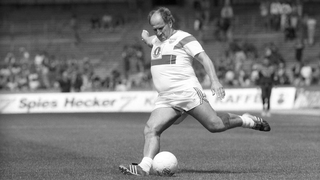 1. FC Köln - VfB Stuttgart: Hans -Buffy- Ettmayer beim Prominentenkick vor dem Spiel
