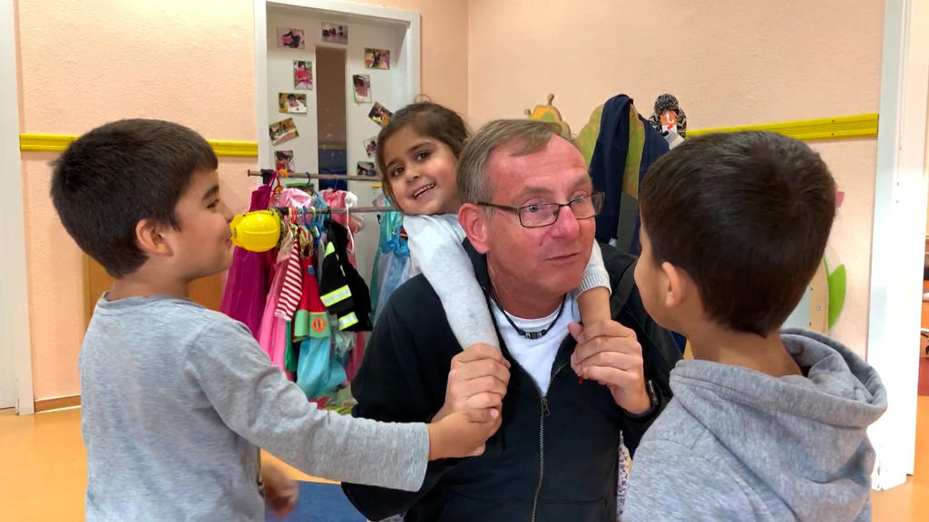 Der Gründer der Arche, Bernd Siggelkow spielt mit Kindern