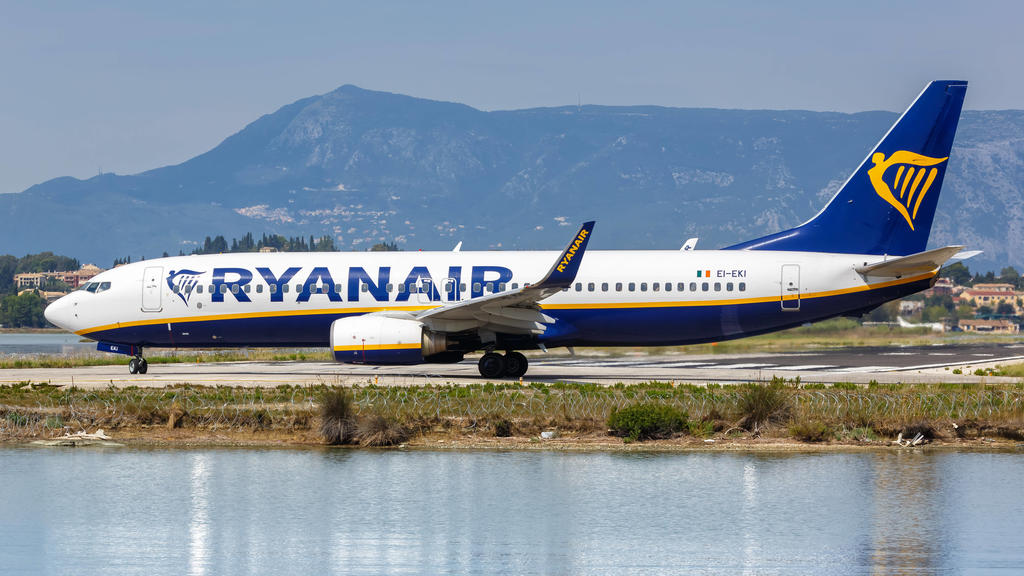 Ryanair Boeing 737-800 Flugzeug Flughafen Korfu in Griechenland Korfu, Griechenland - 19. September 2020: Eine Boeing 737-800 der Ryanair mit dem Kennzeichen EI-EKI auf dem Flughafen Korfu CFU in Griechenland. *** Ryanair Boeing 737 800 aircraft Cor