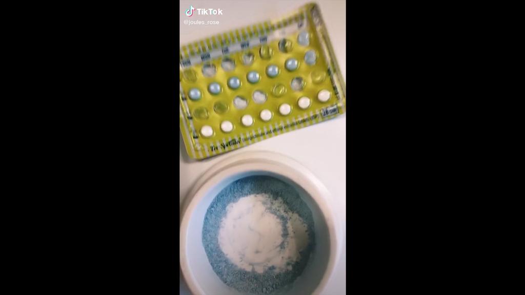 Eine fast leere Pillenpackung und zu Pulver zermahlene Pillen.