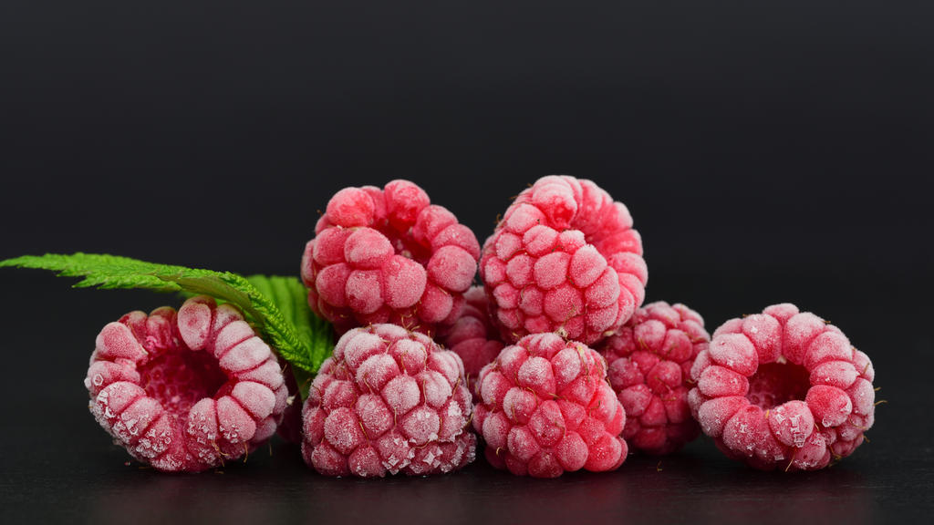Nahaufnahme Himbeeren mit Reif