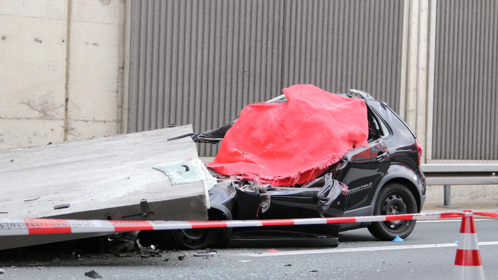 Ein Betonteil einer Lärmschutzwand stürzte auf der Autobahn 3 bei Köln auf einen Wagen und erschlug die Fahrerin
