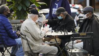 06.11.2020, USA, New York: Menschen mit Mund-Nasen-Schutz spielen im Bryant Park Schach. Foto: Wang Ying/Xinhua/dpa +++ dpa-Bildfunk +++