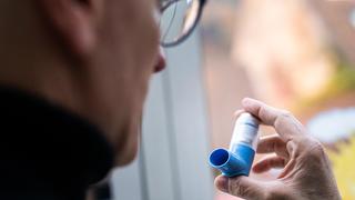 ARCHIV - 07.11.2020, Baden-Württemberg, Sulzburg: Ein Asthmatiker hält ein Asthmaspray in der Hand. (Zu dpa: 98 000 Menschen in Thüringen kämpfen mit Asthma) Foto: Philipp von Ditfurth/dpa +++ dpa-Bildfunk +++