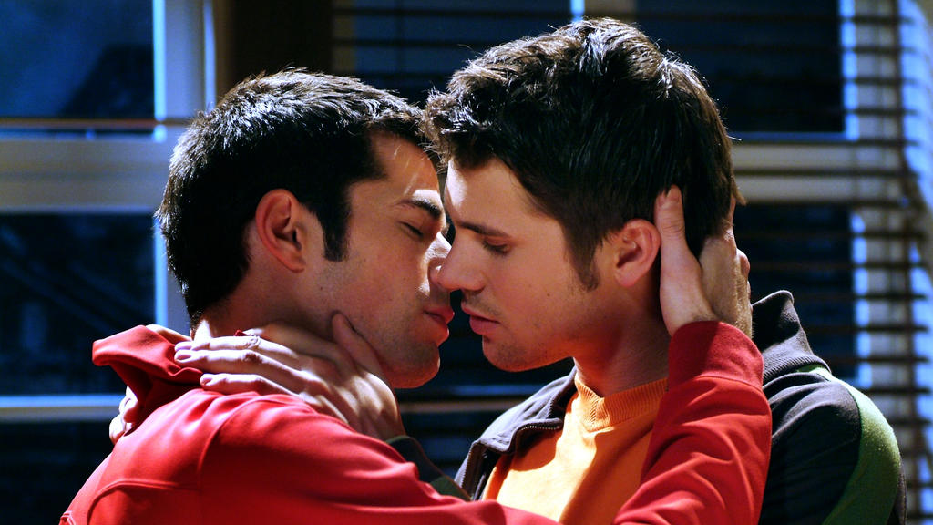 Olli (Jo Weil) und Christian (Thore Schölermann) kurz vor ihrem ersten Kuss in "Verbotene Liebe".