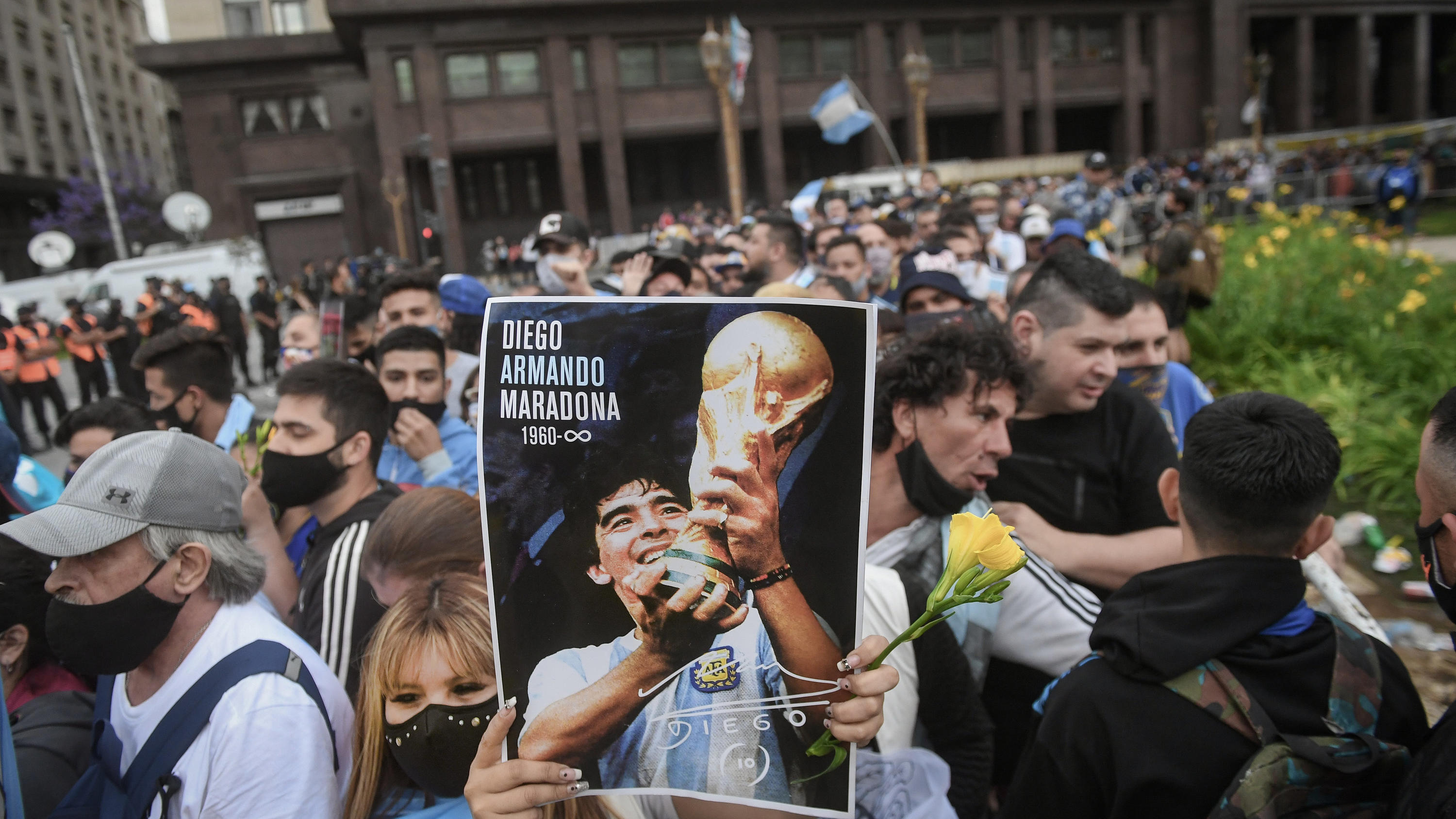 Diego Maradona Bestatter Posiert Vor Seiner Leiche